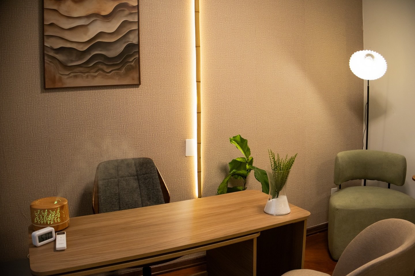 Sala com mesa de atendimento e iluminação quente